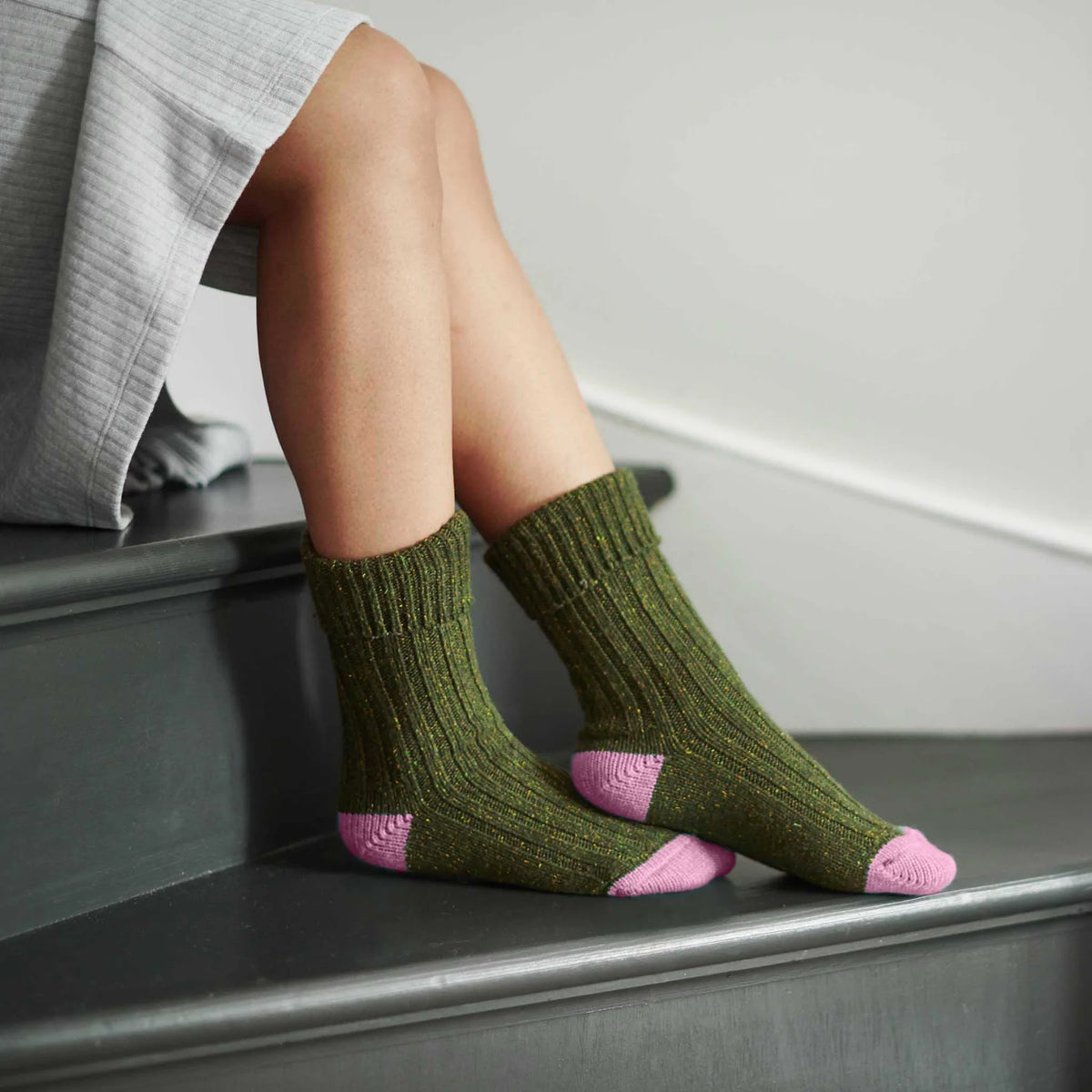Unisex Recycled Silk Blend Ribbed Socks -Green & Dusky Pink