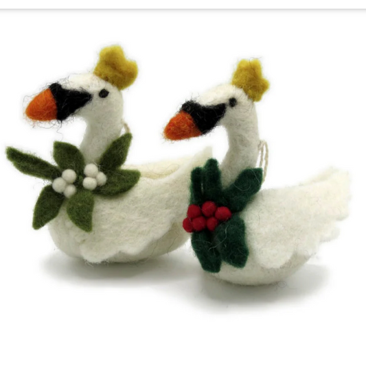 Mini Swimming Swans With Mistletoe / Holly